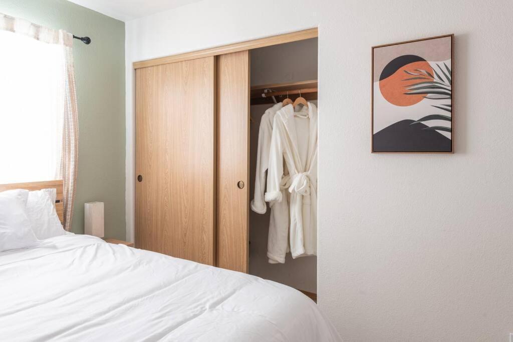 Cozy 2 Bedroom Condo Walking Distance From The Beach 维景湾畔 外观 照片