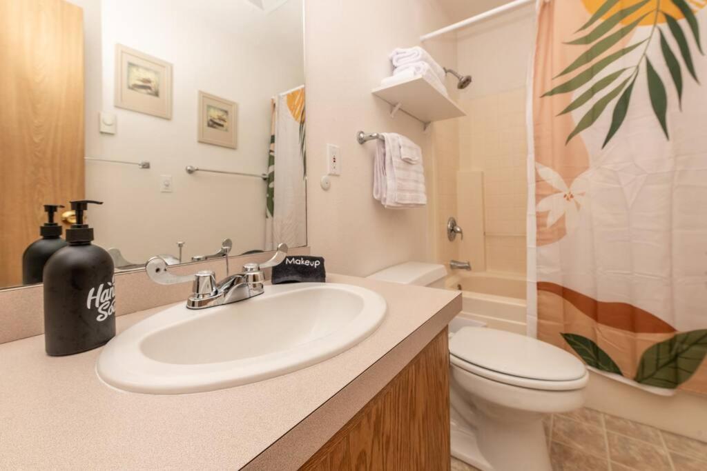 Cozy 2 Bedroom Condo Walking Distance From The Beach 维景湾畔 外观 照片